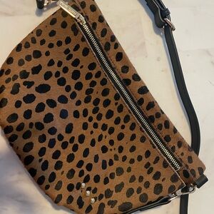 Chic Leopard Print Crossbody Bag